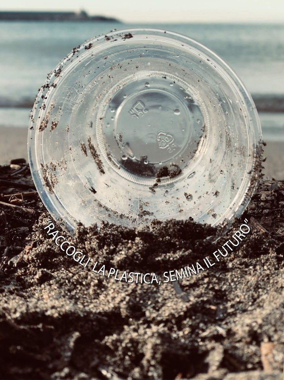 Inquinamento e plastica in mare, al concorso fotografico premiata una studentessa del Caboto