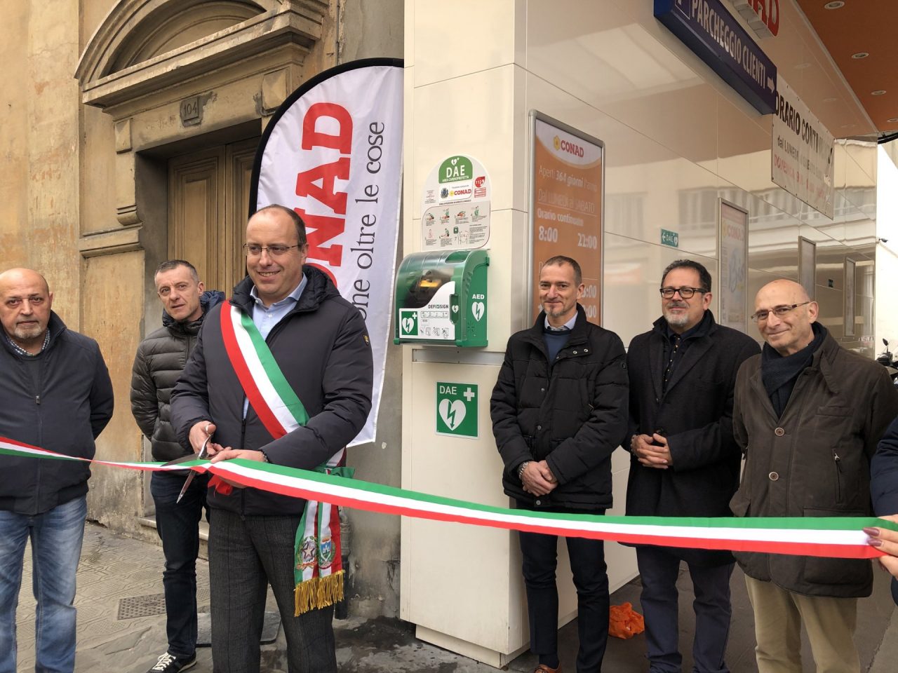 Chiavari, corso Dante: installato un defibrillatore da Conad, viene inaugurato dal sindaco Di Capua