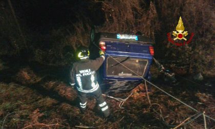 Auto si ribalta e finisce in bilico su una scarpata, l'intervento dei Vigili del Fuoco