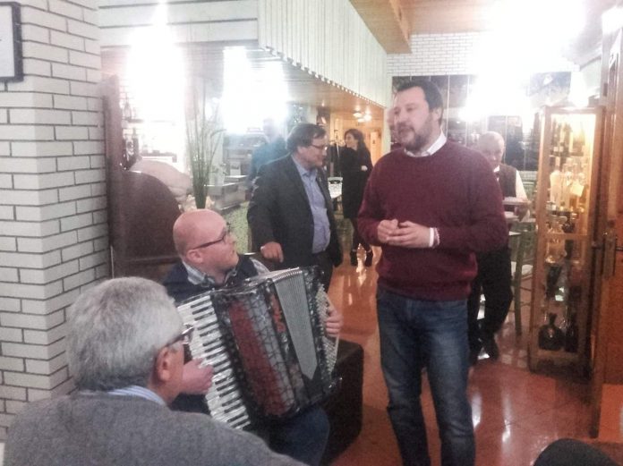 Recco, Matteo Salvini canta insieme al presidente del Parco dell’Aveto – Il video