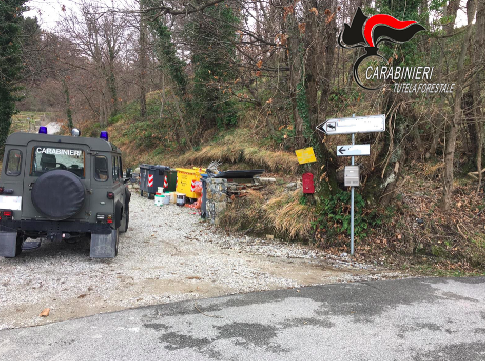 Rifiuti abbandonati a Velva, denunciate tre persone