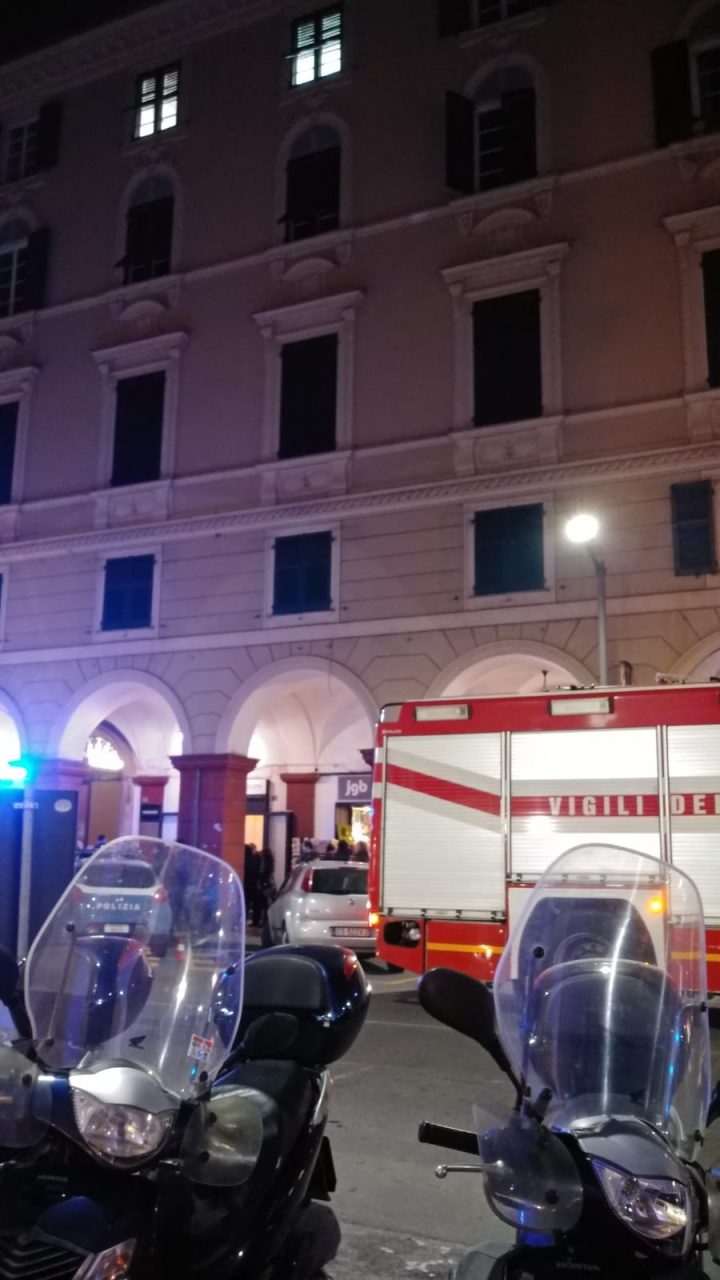 Si barrica in casa e minaccia di uccidersi, salvato dai pompieri