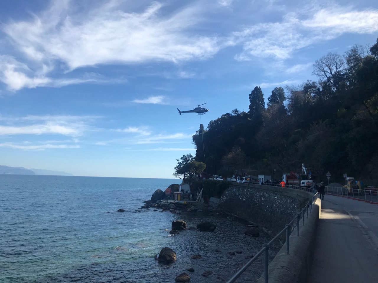 Elicottero al lavoro sulla strada 227