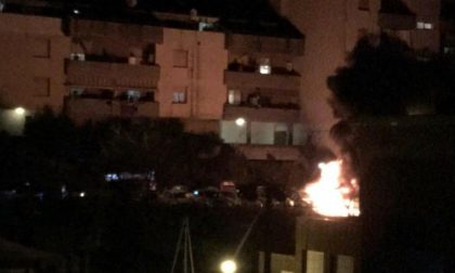 Bruciano nella notte due auto e un furgone a Lavagna