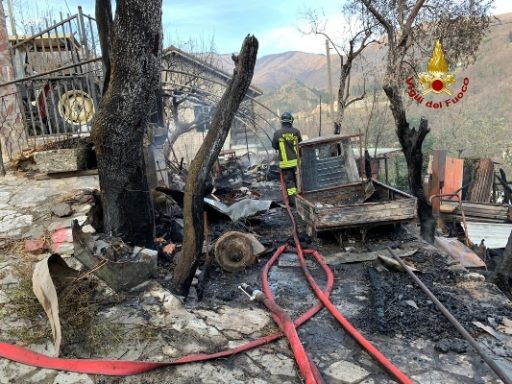 Incendio in un ricovero con attrezzi agricoli