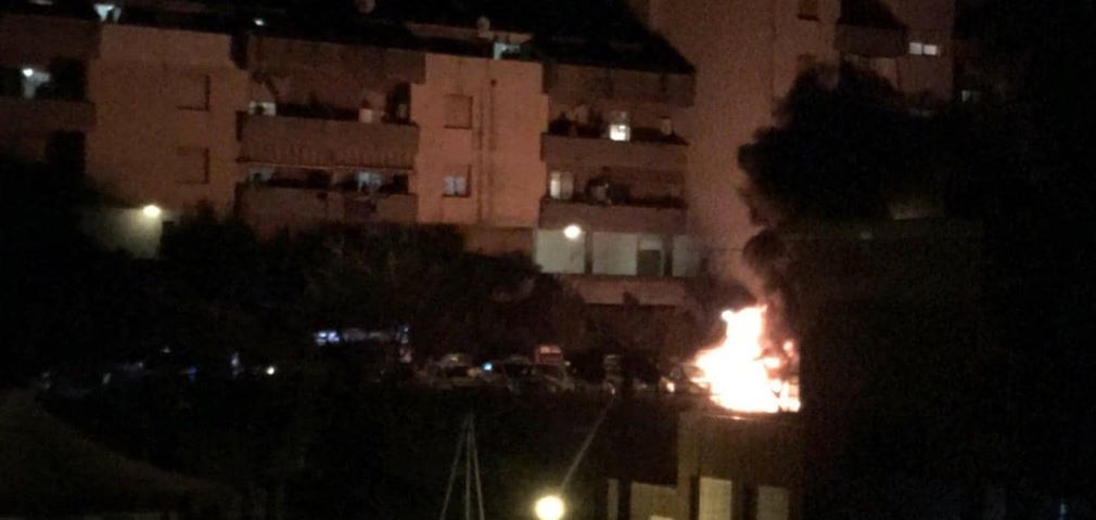 Bruciano nella notte due auto e un furgone a Lavagna