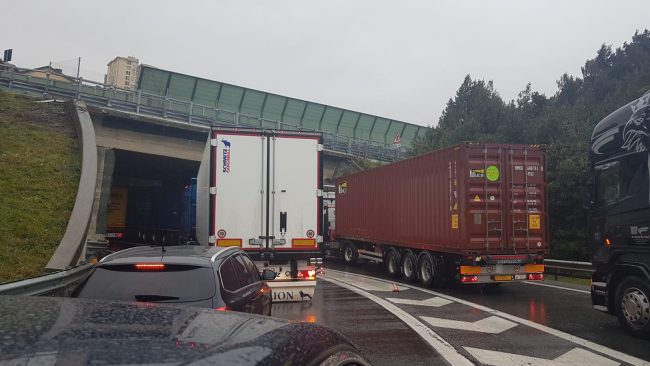 Incidente tra bivio A26/A10, chiuso tratto autostrada