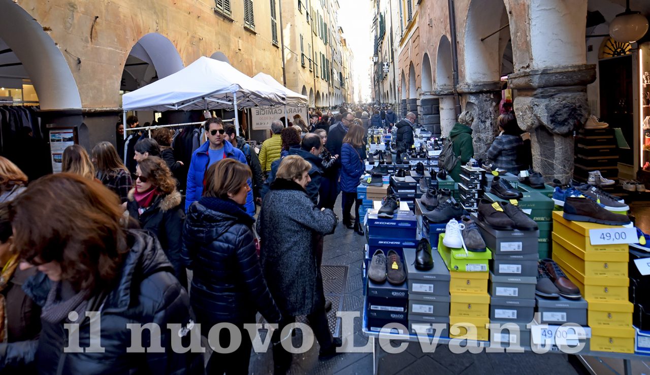 Chiavari affollata per il primo giorno di Sbarassü