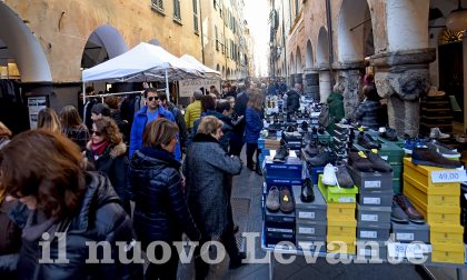 Chiavari affollata per il primo giorno di Sbarassü