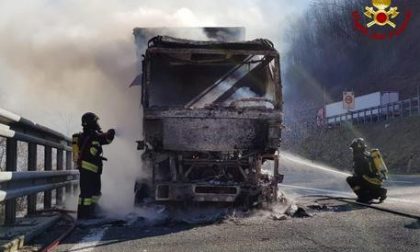 Camion a fuoco in A12