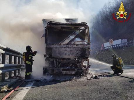 Camion a fuoco in A12
