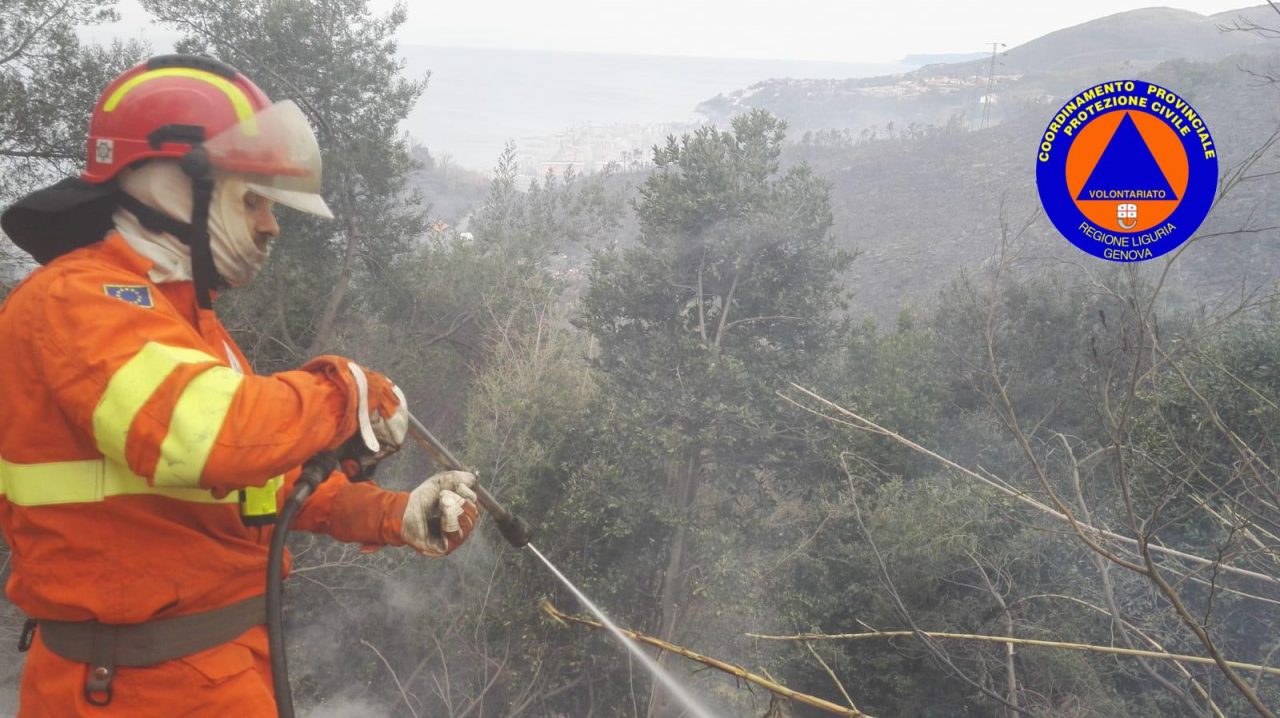Incendio a Cogoleto, pompieri ancora al lavoro