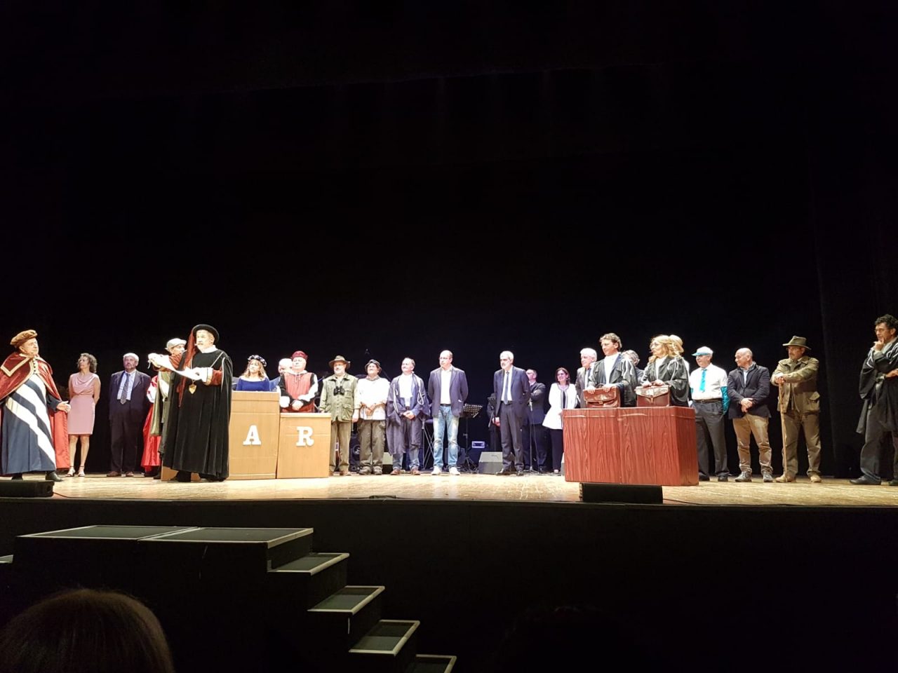 I sindaci in scena al teatro della Corte spostano il capoluogo ligure da Genova a Coreglia