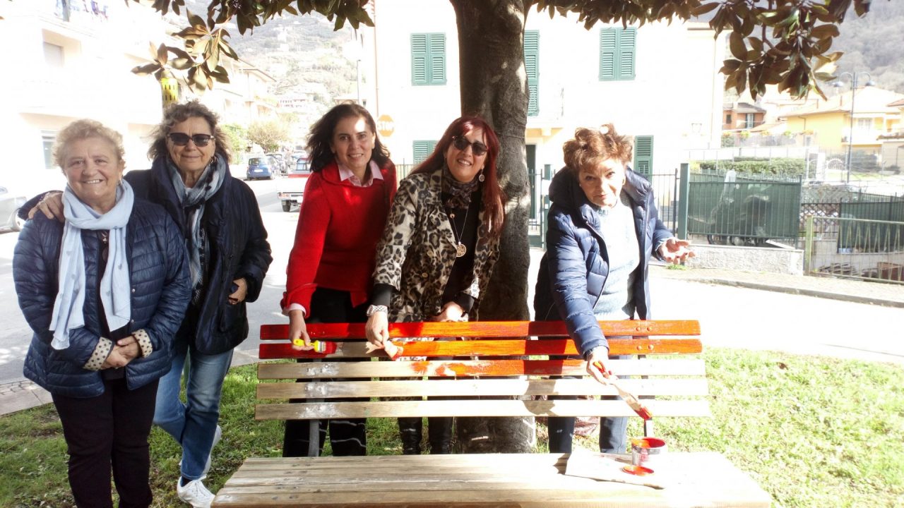 8 marzo, una panchina rossa a Cogorno
