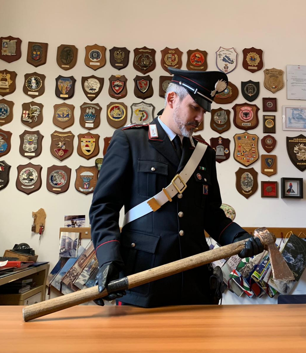 Minaccia la moglie con un’ascia, denunciato