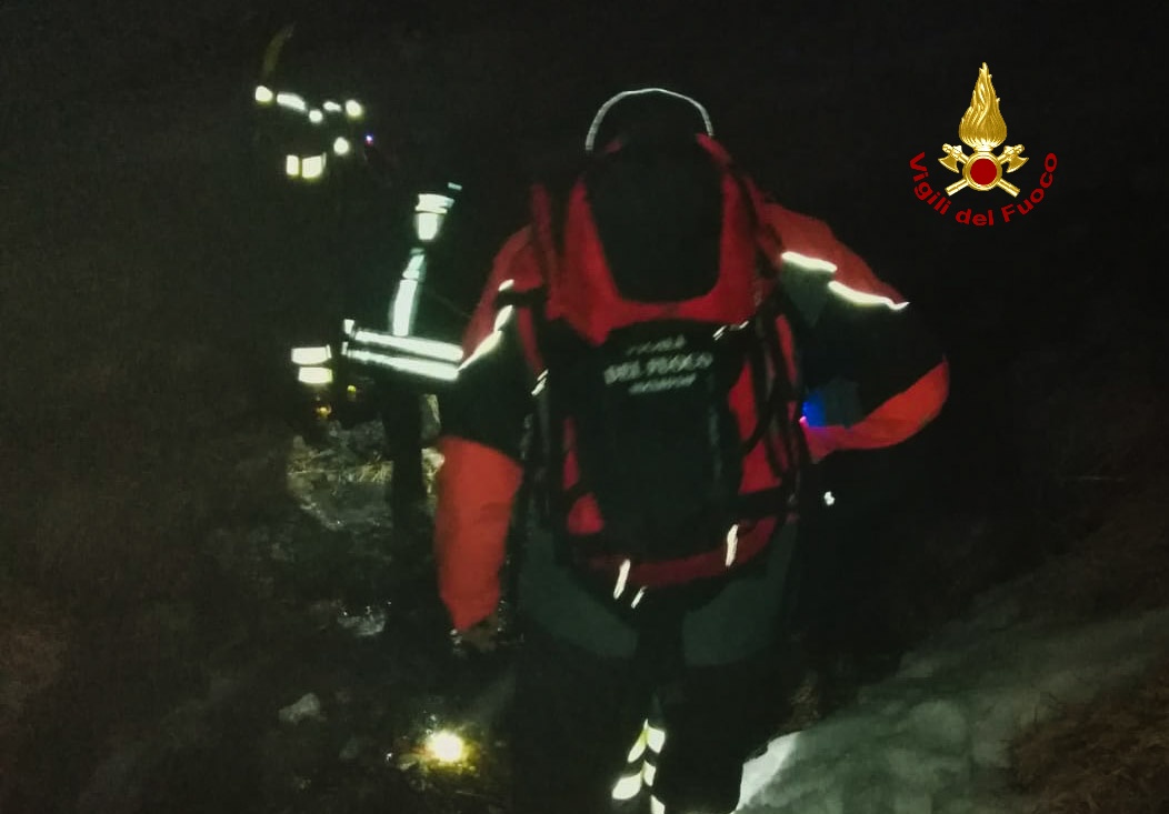 Ciclisti bloccati nella neve sul monte Aiona, soccorso in notturna dei Vigili del Fuoco