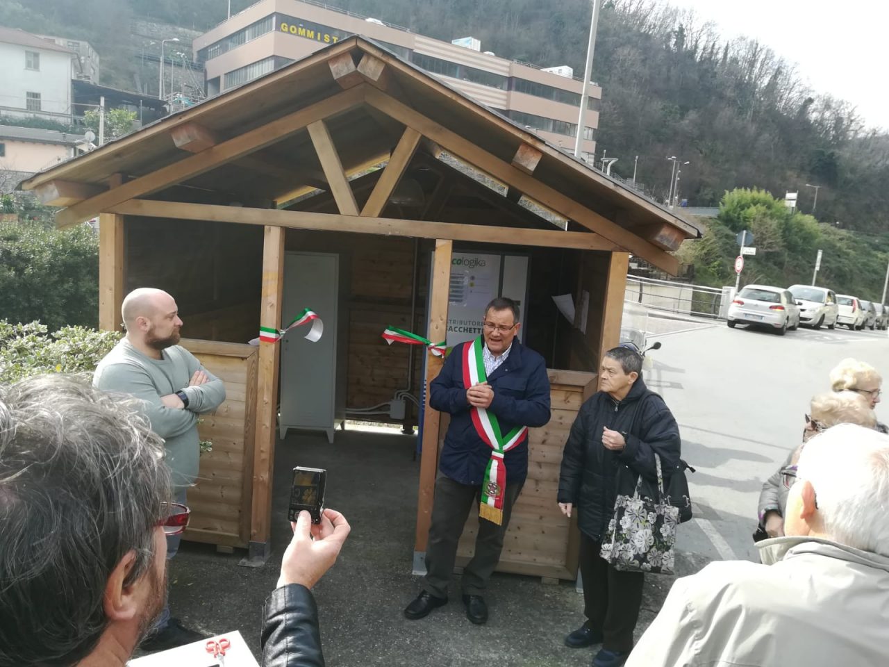 Avegno inaugura il distributore automatico di sacchetti