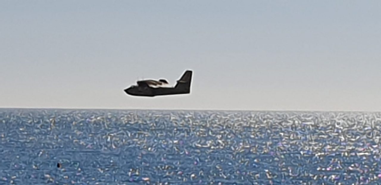 I Canadair sorvolano il Tigullio, ma l’incendio è a Varese Ligure