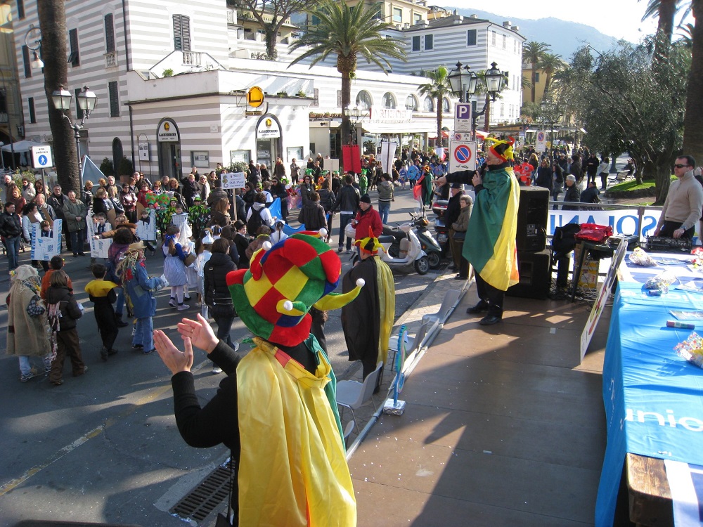 Rapallo, maschere e coriandoli in centro