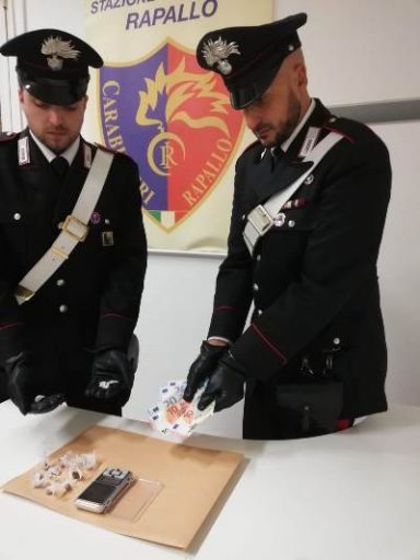 Sequestrati droga, bilancino di precisione e denaro