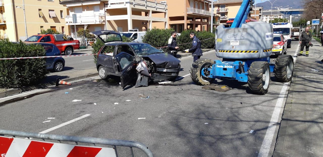 Restano gravi le condizioni degli anziani feriti nell’incidente di viale Kasman