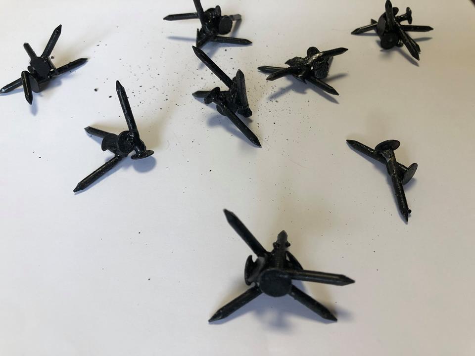 Chiodi sparsi davanti casa del sindaco di Cicagna, scatta la denuncia