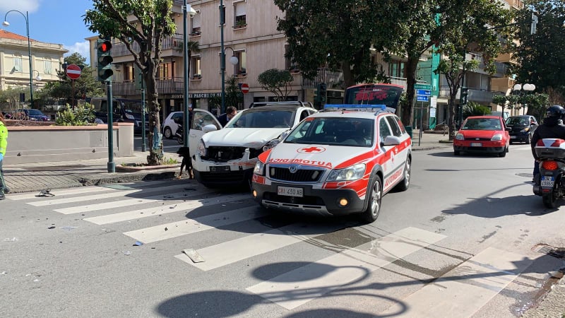 Macchina si scontra contro un’automedica