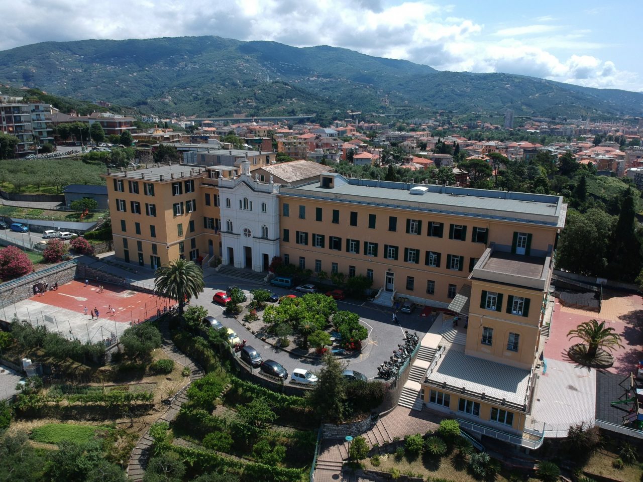 Genitori al lavoro per impedire la chiusura della primaria del Gianelli