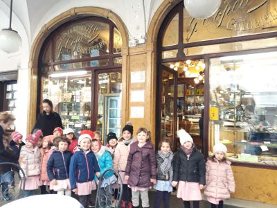 Piccoli alunni a scuola di pasticceria