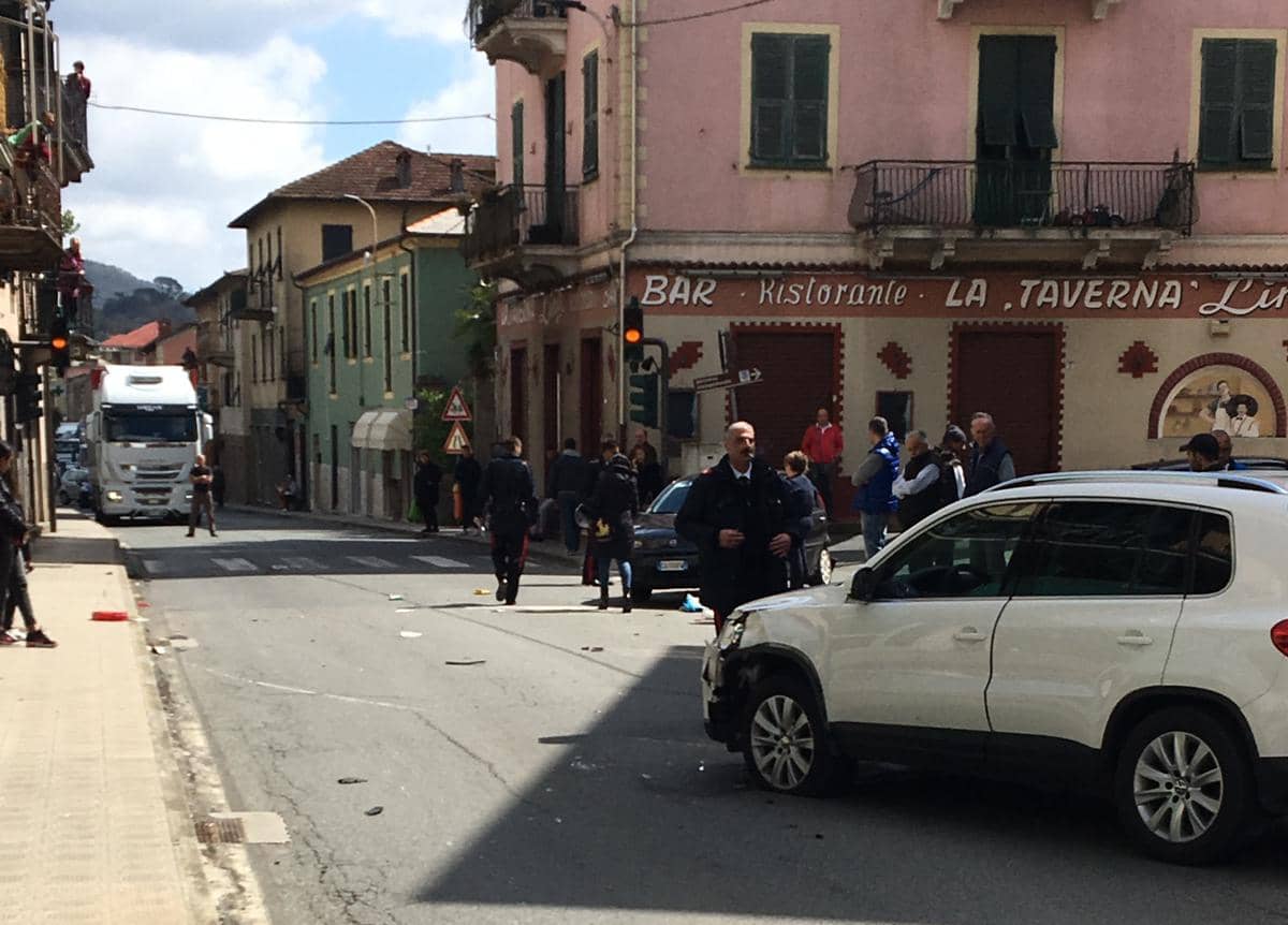 Ladri inseguiti dai carabinieri provocano incidente