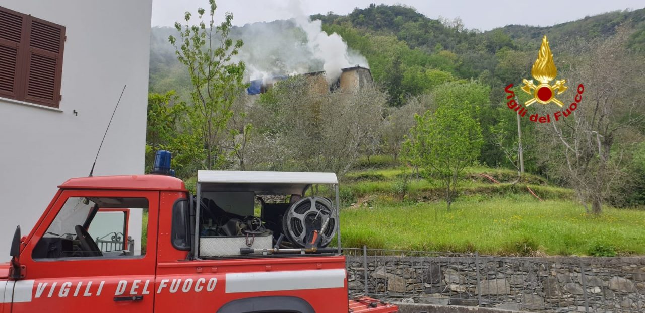 Incendio ad Avegno, il sindaco Canevello a coordinare i soccorsi