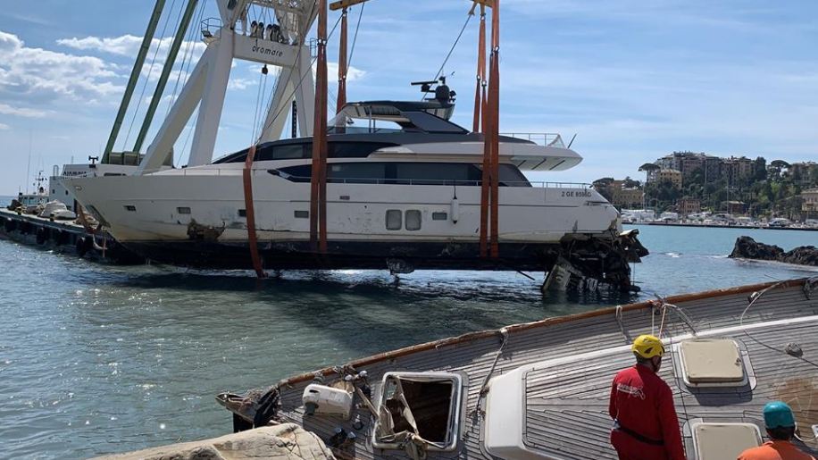 Rapallo, rimossa l’ultima imbarcazione dal lungomare