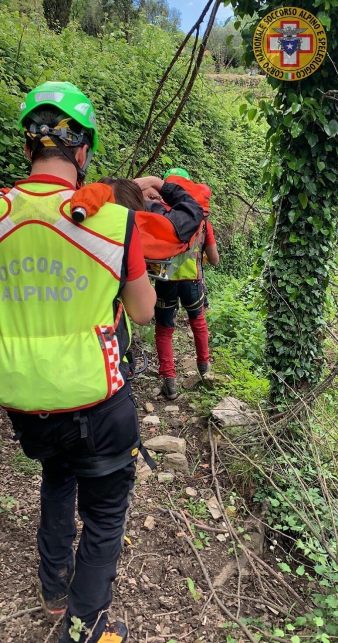 Scivola su un sentiero a Camogli, soccorsa