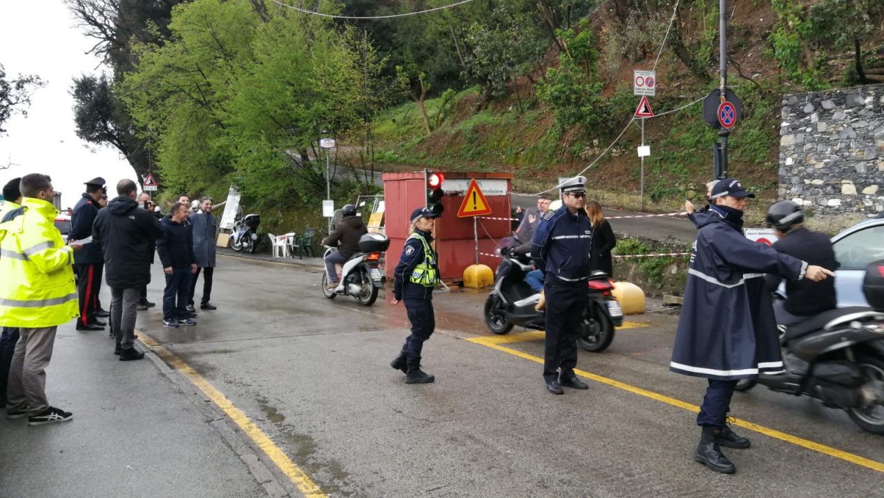 Riapre a senso unico alternato la strada di Portofino