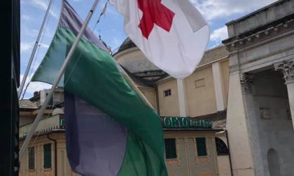 La bandiera della Croce rossa sventola a Palazzo Bianco