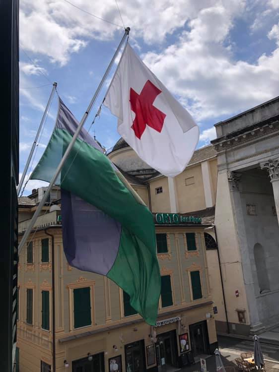 La bandiera della Croce rossa sventola a Palazzo Bianco
