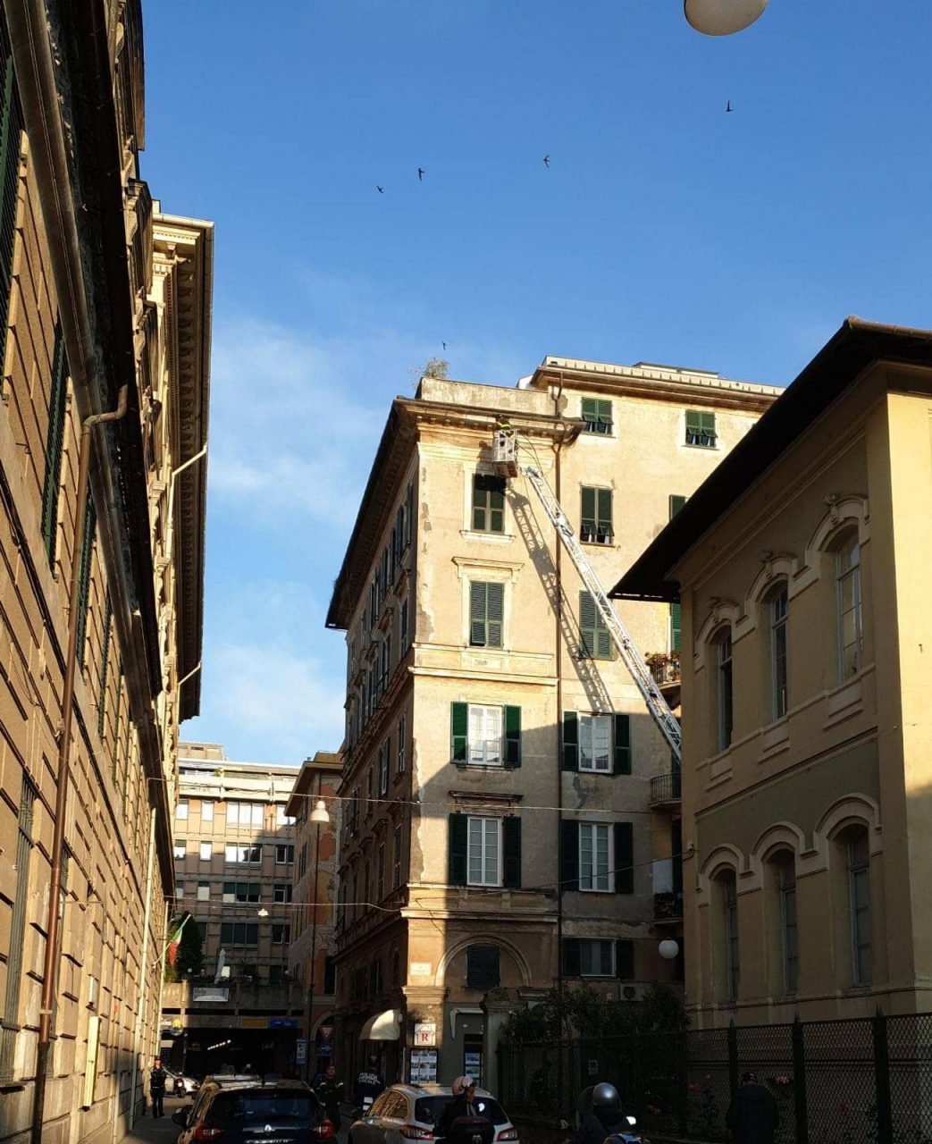 Cadono calcinacci da un palazzo, nessun ferito