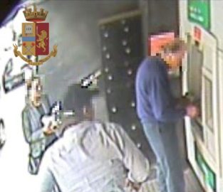Furto al bancomat, denunciati i due ladri