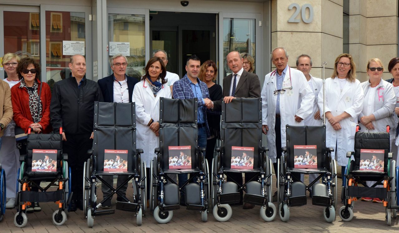 Il Cantante della Solidarietà dona 15 carrozzine all’Ospedale Gaslini
