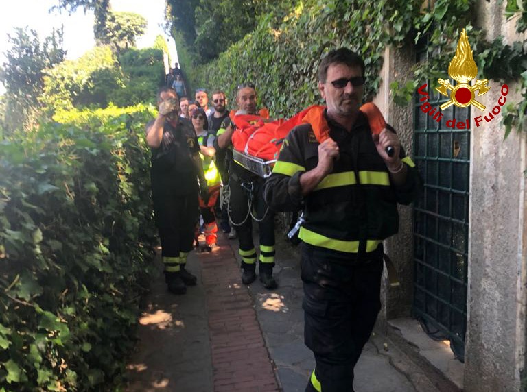 Soccorsa persona nel parco di Portofino, trasportato ragazzo in barella lungo il sentiero impervio