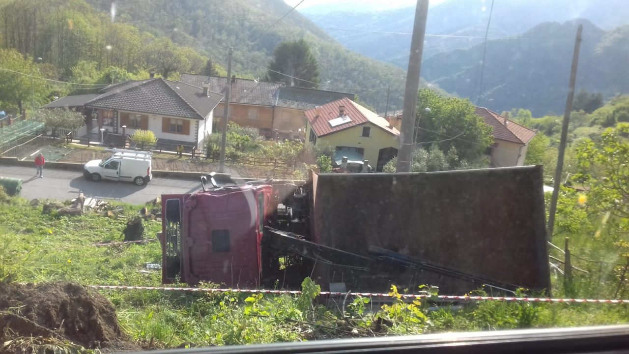 Camion esce di strada e si ribalta, le foto del rocambolesco incidente