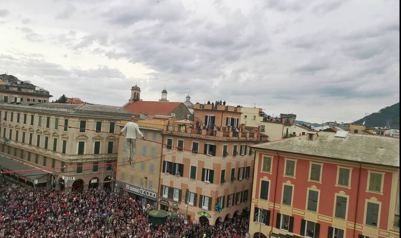 Il funambolo Andrea Loreni incanta Chiavari