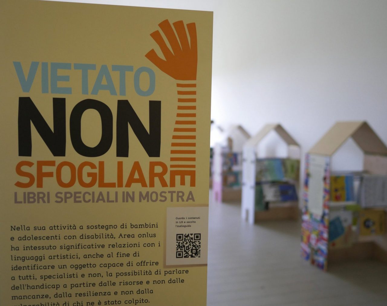 “Vietato non sfogliare”: al Gaslini la mostra di 100 libri accessibili