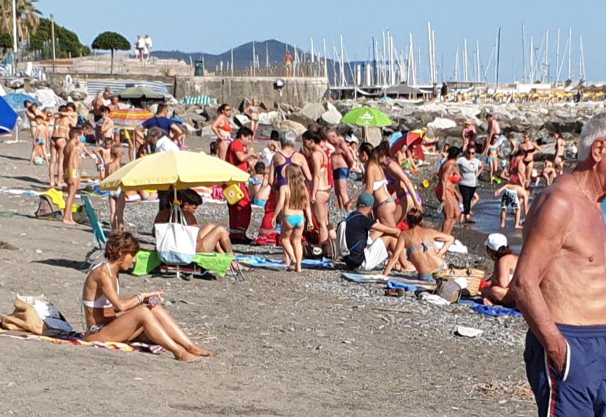 Anziana colta da malore muore in spiaggia a Chiavari