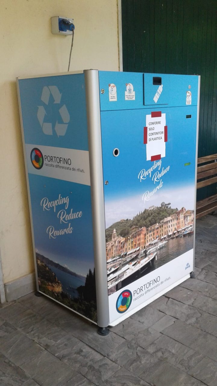 Per ridurre l’ingombro delle bottigliette d’acqua in plastica, il Comune di Portofino ricorre al compattatore