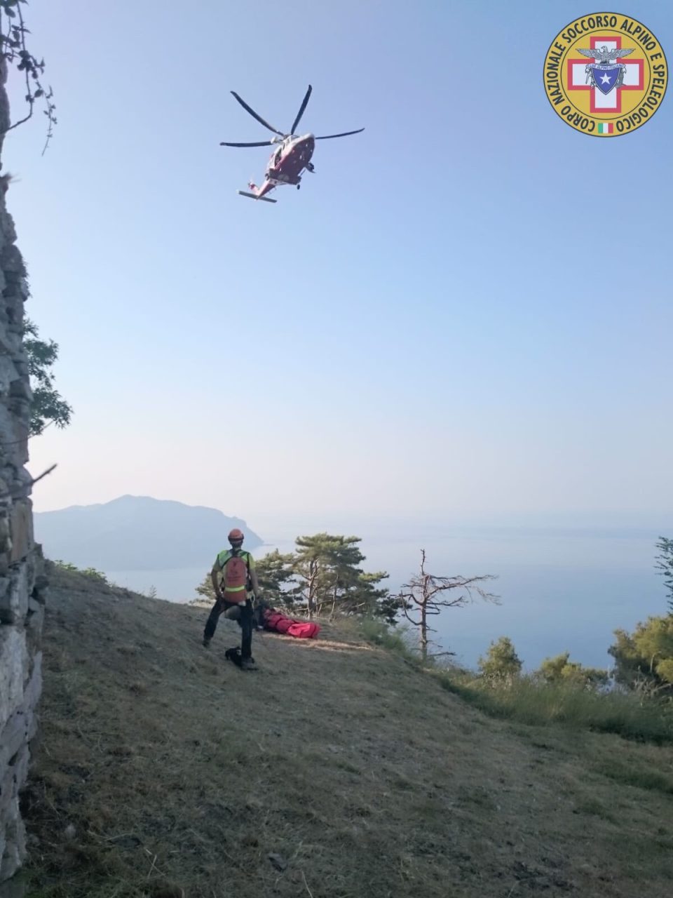 Cade da una piana nella notte, in elicottero al San Martino