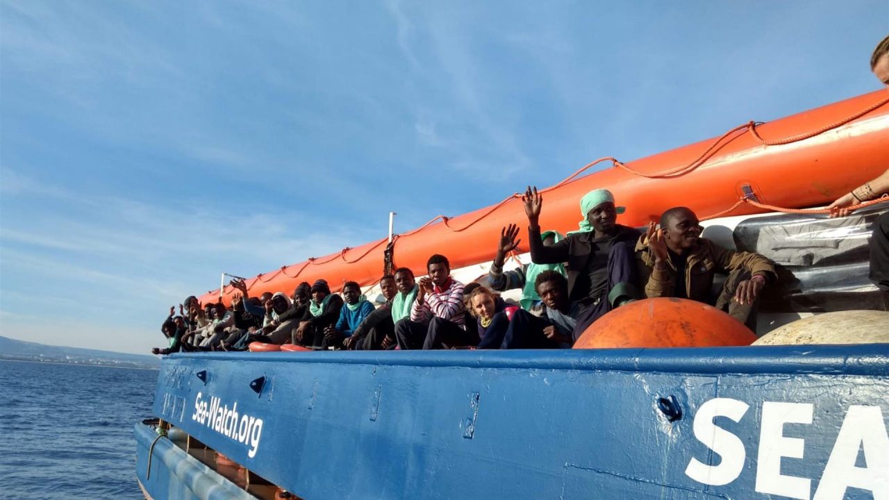 Presidio a Chiavari per mostrare solidarietà ai profughi della nave Seawatch 3 ferma in mare da giorni