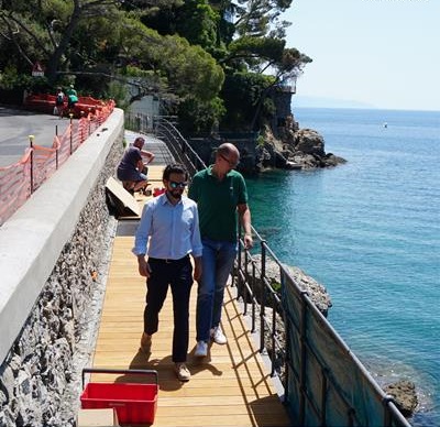 Passerella pedonale di Paraggi, posa della pavimentazione in legno