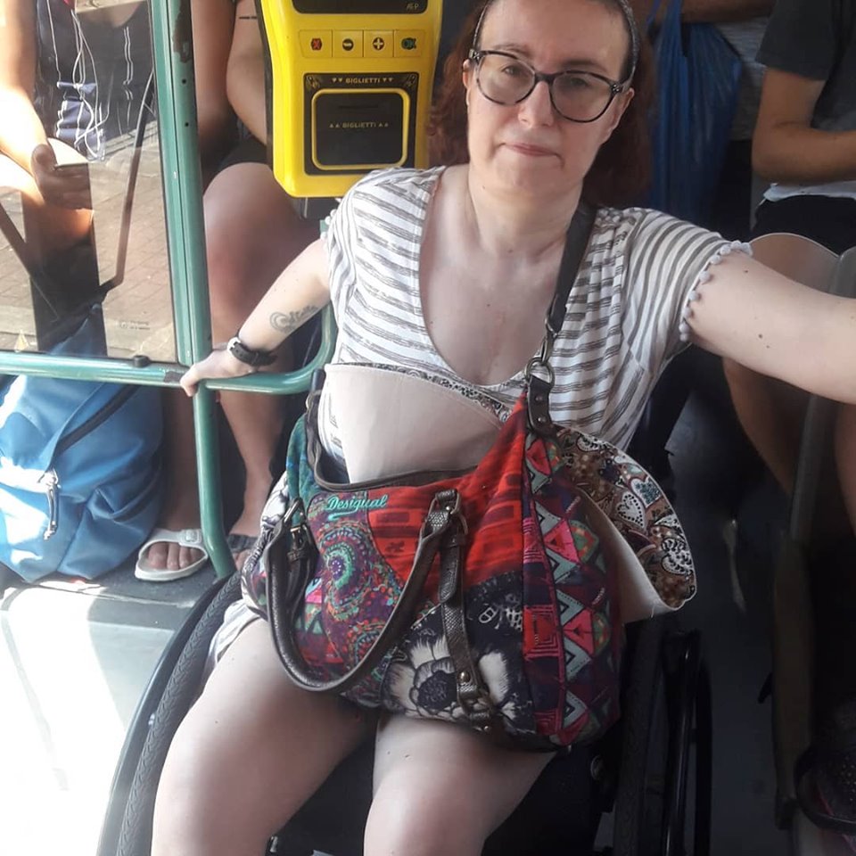 “Io, disabile, insultata dall’autista del bus”: la denuncia su Facebook
