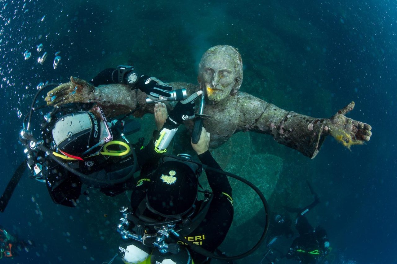 Tutti uniti per la statua del Cristo degli Abissi